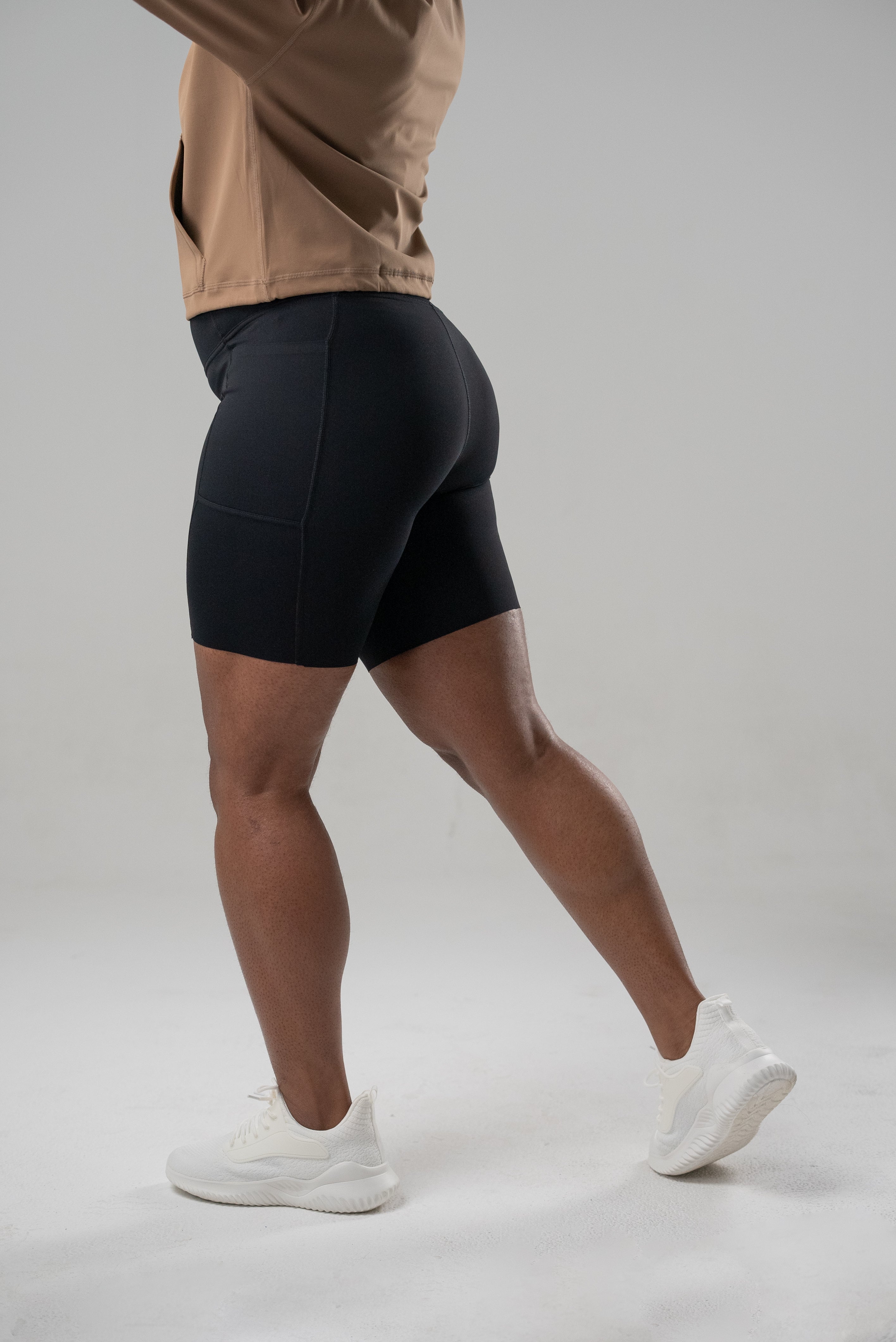 SERENE simply short Black 8"